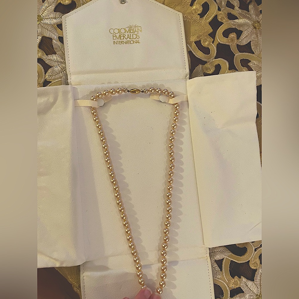 Beautiful gold coloured real pearl necklace.
